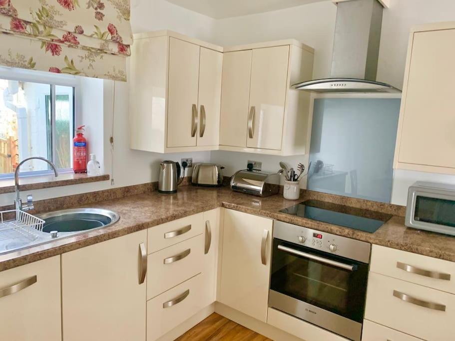 Quaint In With Sea Views Holiday home *